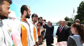 Kürekte 2. Olan Galatasaraylıların Madalyasını Aziz Yıldırım Taktı