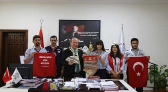 İzcilerden Başkan Özakcan'a Anlamlı Hediye
