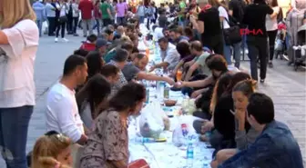 Yeryüzü Sofrası İlk İftarı Galatasaray Meydanı'nda Açtı