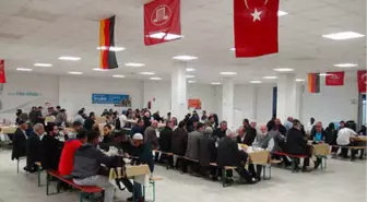 Köln'de Bin Kişi Camide Oruç Açtı