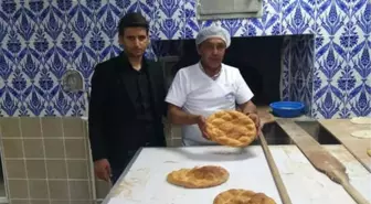 Başkan Özden Beyaz Önlüğü Giydi ve Fırının Başına Geçti