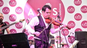 Ferda Anıl Yarkın Şarkılarını Anneler İçin Söyledi