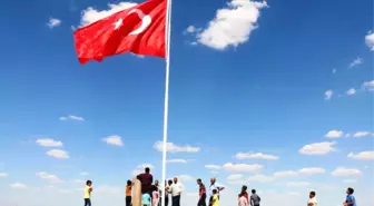 Suriye Sınırına 7'nci Dev Türk Bayrağı Dikildi