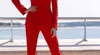 Güzel Oyuncu Serenay Sarıkaya Hayatını Film Yapmaya Hazırlanıyor