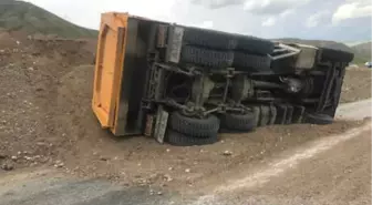 Hafriyat Kamyonu Devrildi, Sürücü Yaralandı