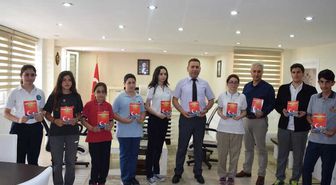 Öğrencilerden 'Uyanan Türkiye'm-15 Temmuz Destan' Kitabı