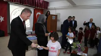 Öğrencilere 'Dedem Kadı Burhaneddin' Kitabı Dağıtıldı