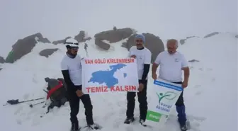 Van Gölü'ne Dikkat Çekmek İçin Süphan Dağı'na Zirve Yaptılar