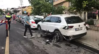 Direksiyon Hakimiyetini Kaybeden Sürücü Park Halindeki Araçlara Çarptı