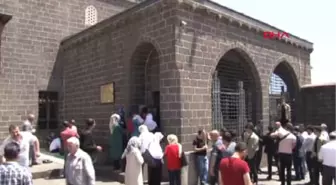 Diyarbakır Diyarbakır'daki Sahabe Türbelerine El İşlemeli Yeni Örtüler Serildi