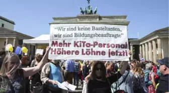 Berlinli Binlerce Veliden Kreş Protestosu