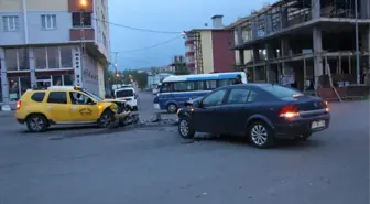 Ardahan'da Ticari Taksi ile Otomobil Çarpıştı: 5 Yaralı