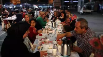 Bağcılar'da Bin 500 Kişi Aynı Sofrada Sahur Yaptı