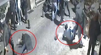 Kavga Anı Kamerada! Gözü Dönmüş Saldırgan Önüne Gelen Herkesi Bıçakladı