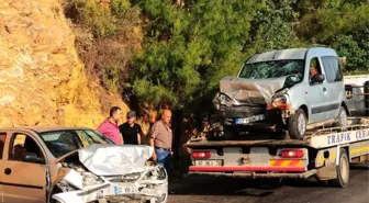 Alanya'da 2 Otomobil Kafa Kafaya Çarpıştı: 1'i Ağır 5 Yaralı