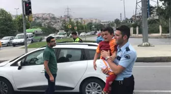 Babası Kaza Yapınca Ağlayan Çocuğu Polis Ekipleri Sakinleştirdi