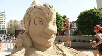 Sadece Kum ve Sudan Dev Heykeller