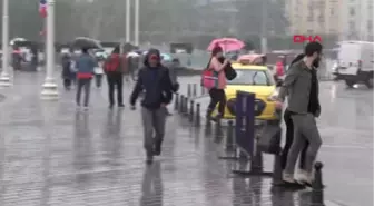 Taksim'de Yağmura Yakalananların Zor Anları