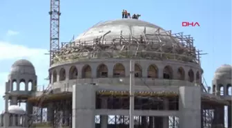 İstanbul Taksim Camii'ne Türk Bayrağı Dikildi