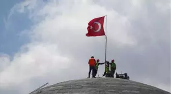 Taksim Camii'ne Türk Bayrağı Dikildi
