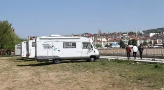 Yabancı Turistler Günbatımını İzlemek İçin Karavanlarıyla Beyşehir'e Geliyor