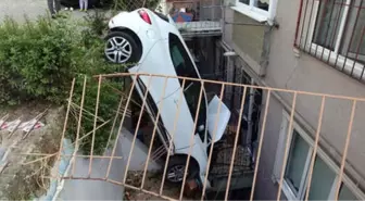 Kadın Sürücü Fren Yerine Gaza Basınca Apartman Boşluğuna Uçtu
