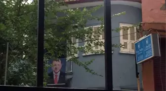 İyi Parti İl Başkanı'nın İş Yerinin Balkonuna 'Erdoğan Posteri' Asıldı