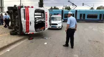 Ambulans ile Otomobil Çarpıştı: 4 Yaralı