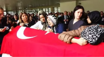 Trafik Kazasında Ölen Genç Cerrah İçin Hastane Önünde Tören