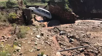 Yağmurda Çöken Menfeze Otomobil Düştü: 3 Yaralı