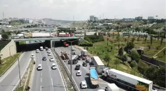 Havadan Fotoğraflarla) - Basın Ekspres Yolu'nda Bakır Yüklü Kamyon Devrildi; 2 Şerit Trafiğe Kapandı