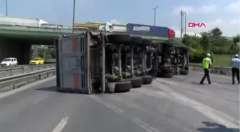 İstanbul- Basın Ekspres Yolu'nda Bakır Yüklü Kamyon Devrildi; 2 Şerit Trafiğe Kapandı