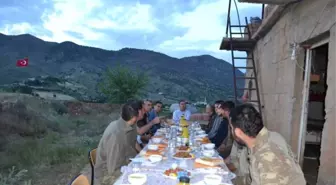 Kaymakam Beyaz, Güvenlik Korucularıyla Üs Bölgesinde İftar Açtı