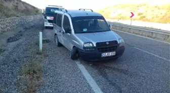 Hafif Ticari Araç İstinat Duvarına Çarptı: 2 Yaralı