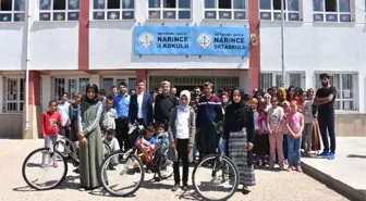 Köy Okullarındaki 4 Kız Öğrenci Bisiklet ve Burs Kazandı
