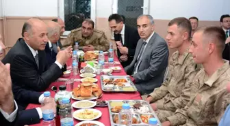 Vali Azizoğlu, Mehmetçik'le İftar Yaptı