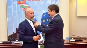 Yakın Doğu Üniversitesi Kurucu Rektörü Dr. Günsel'e, Türksoy'dan 25. Yıl Madalyası