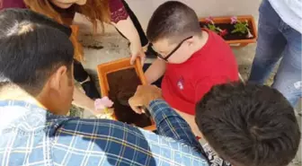 Farklılıklara Çiçek Ekerek Dikkat Çektiler