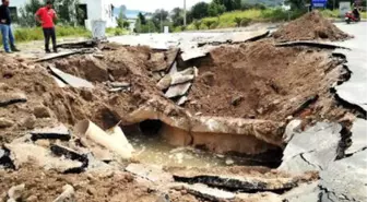 İsale Hattı Patlayınca Yol Çöktü, Ulaşım Aksadı