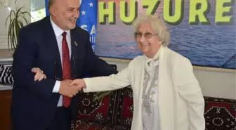 Yelis, Huzurevini Ziyaret Ederek Yaşlılara Gül Dağıttı