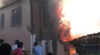 İki Katlı Ahşap Ev Alev Alev Yandı