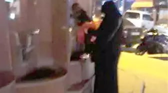 Annesinin Kızına Çişini Yaptırdığı Çeşmeyi Belediye Temizledi