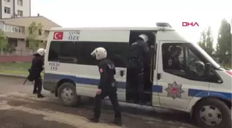 Huzuru Sağlayan Polislerden Ekip Otosunda İftar