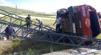 Kırşehir'de Elektrik Direği Yüklü Kamyon Devrildi