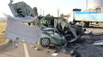 Memleketine Giden Ailenin İçinde Bulunduğu Araç TIR'a Çarptı: 3 Ölü, 6 Yaralı