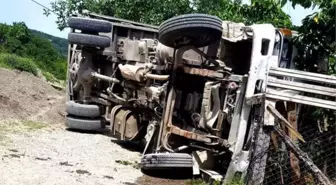 Kastamonu'da Kum Yüklü Kamyon Devrildi