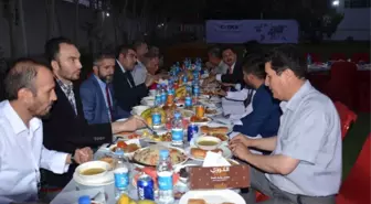 Afganistan'da Öğrencilere İftar