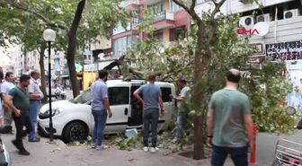 İzmir'deki Şiddetli Rüzgar Pazar Tezgahlarını Yıktı