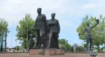 İlkadım Anıtı'nda Atatürk ve Yeniden Doğuş Tasvirleri
