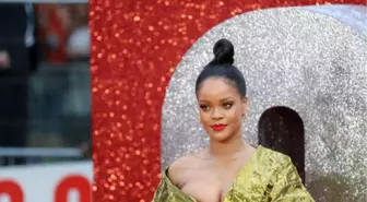 Rihanna Göğüs Dekolteli Kıyafetiyle Galaya Damga Vurdu